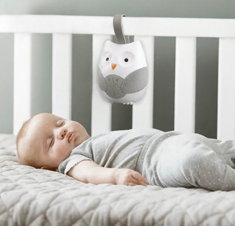 Bébé qui dort paisiblement grâce a sa veilleuse musicale Hibou Nomade
