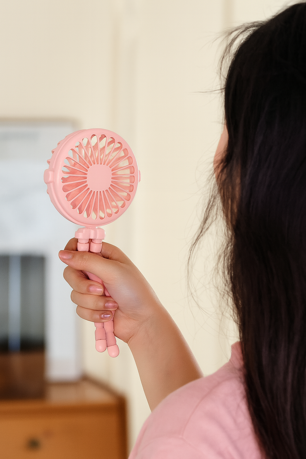 femme tenant un mini ventilateur bébé rose babyNomade